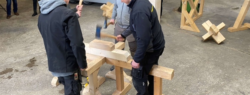 Zimmermann-Lernende zeigen am Spatenstich des Werkraums Holz&Energie ihr Handwerk