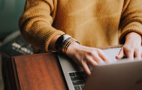 Laptop mit arbeitender Person