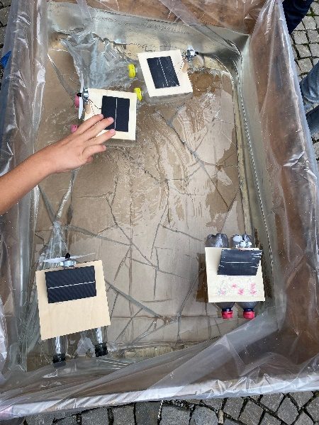 Solarboote werden im Wasserbecken getestet