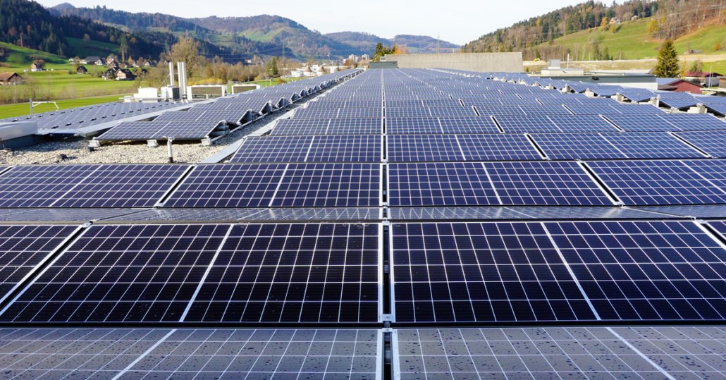 Grosse Photovoltaikanlage auf Industriedach