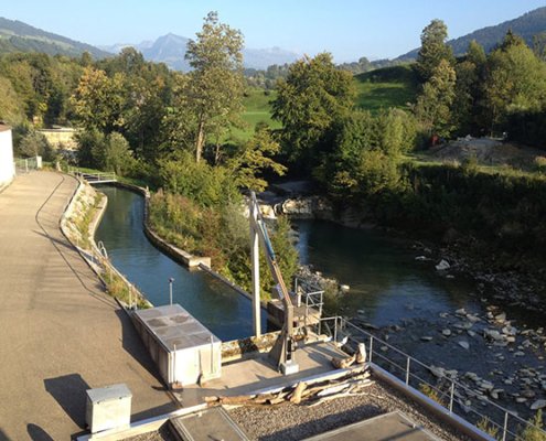 Rechen von Wasserkraftwerk mit Fluss