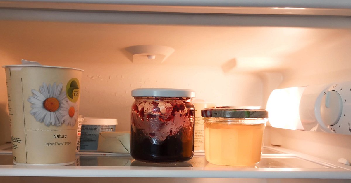 Joghurt und Konfitüre im Kühlschrank