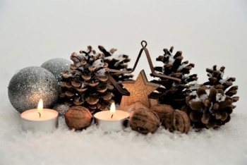 Weihnachtsdekoration mit Tannenzapfen und Kerzen