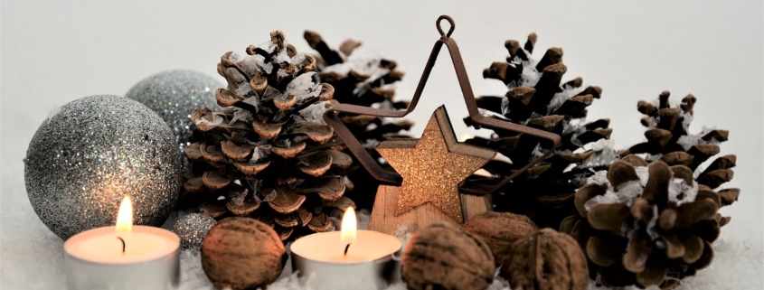 Weihnachtsdekoration mit Tannenzapfen und Kerzen