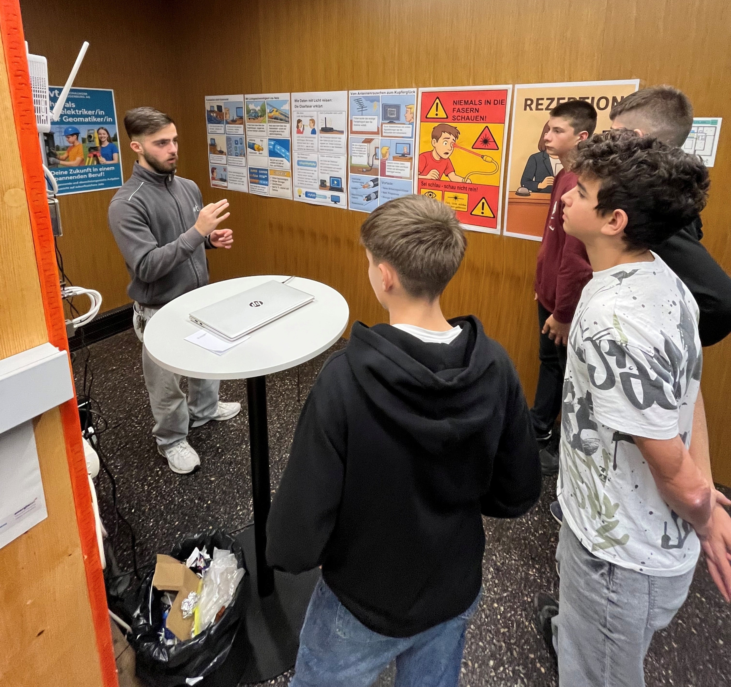 Schulkinder lassen sich erklären, wie ein WLAN funktionert