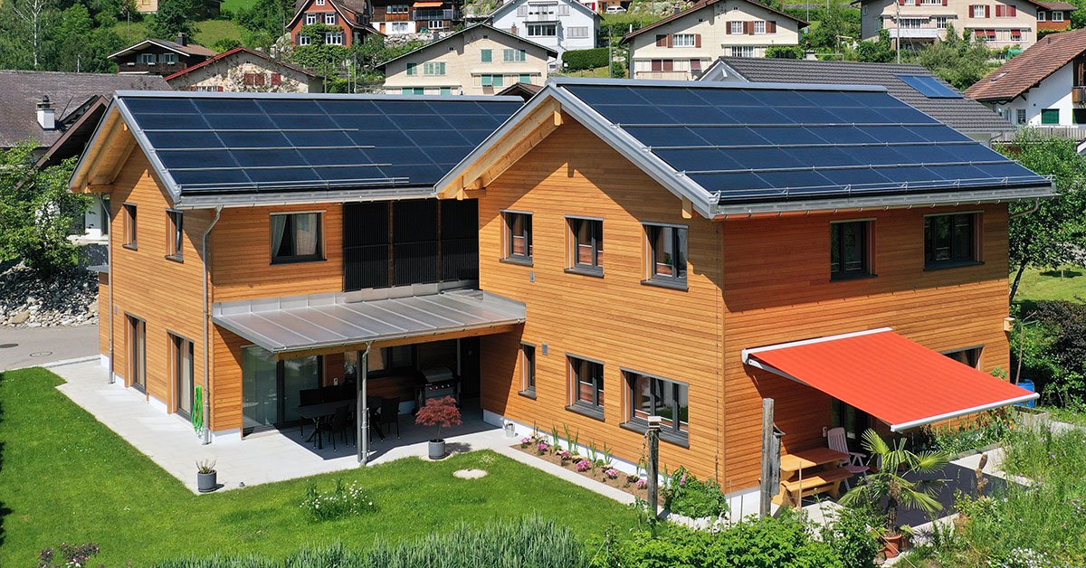 Zwei Einfamilienhäuser mit Solaranlage