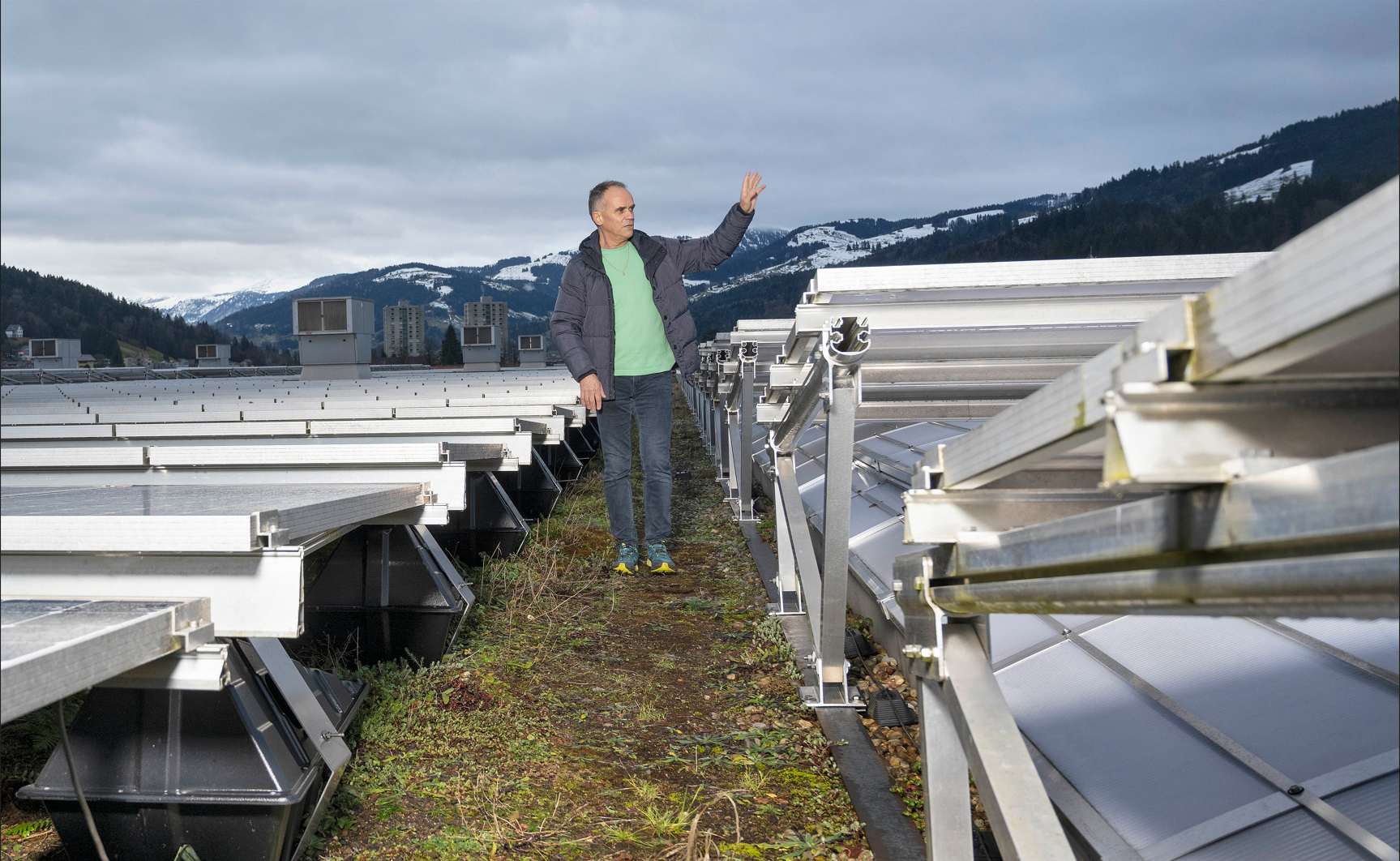 Thomas Grob auf einem Flachdach mit PV-Anlage