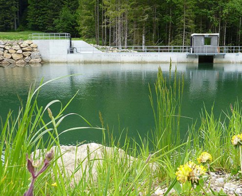 Stausee von kleinem Wasserkraftwerk