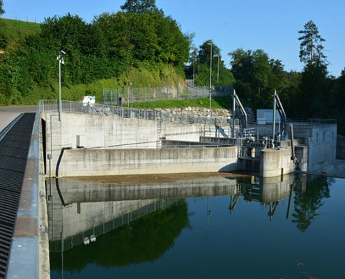 Wasserkraftwerk mit Beton Mauern und Wasser